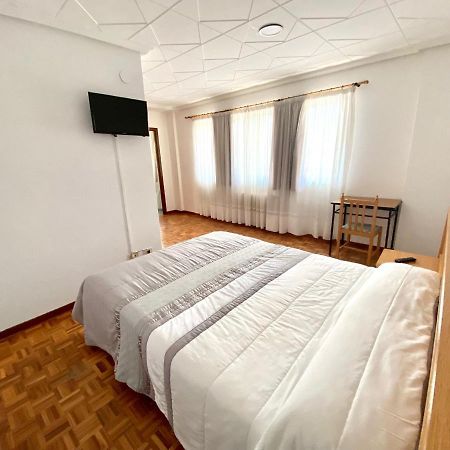 ריבאדאביה Garden Lodge Hostal Evencio מראה חיצוני תמונה
