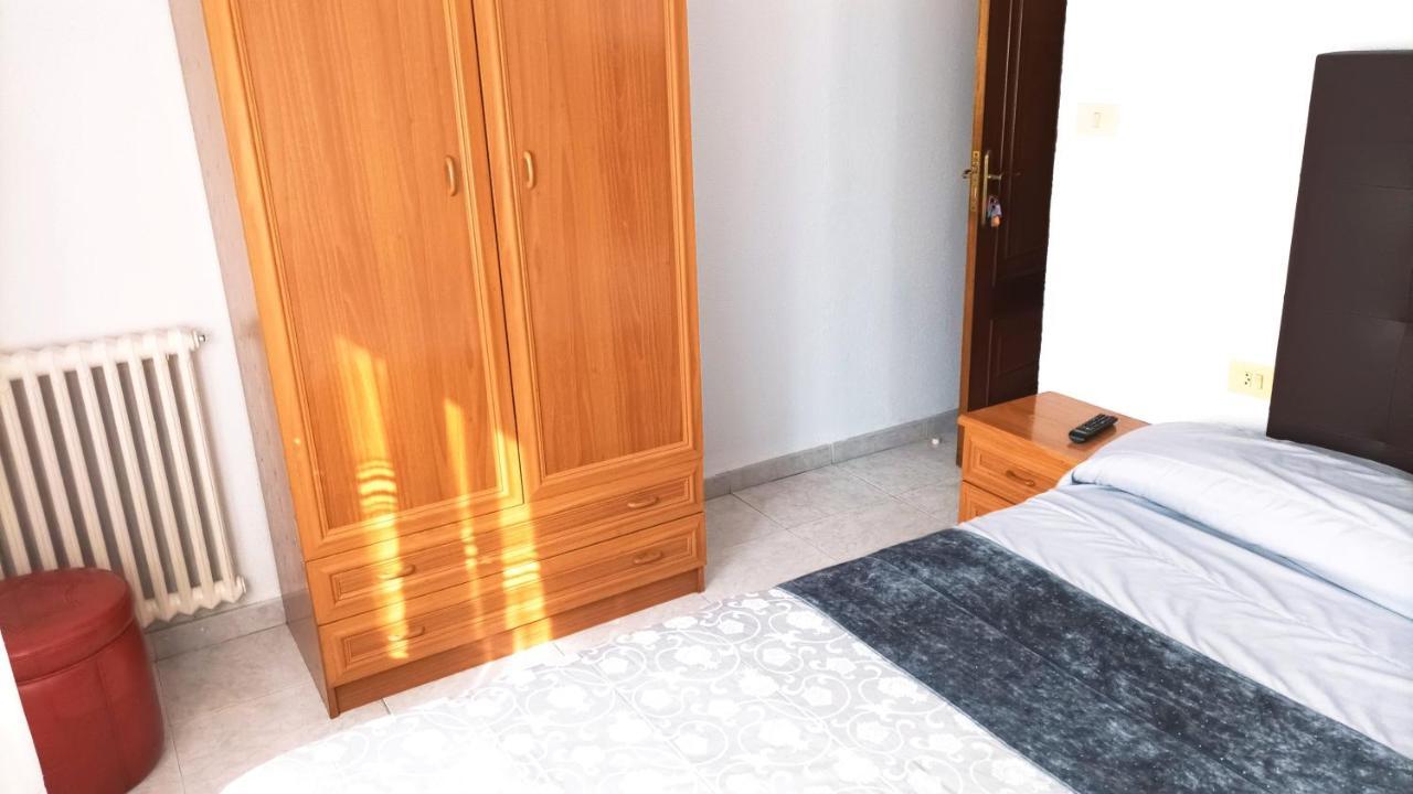 ריבאדאביה Garden Lodge Hostal Evencio מראה חיצוני תמונה