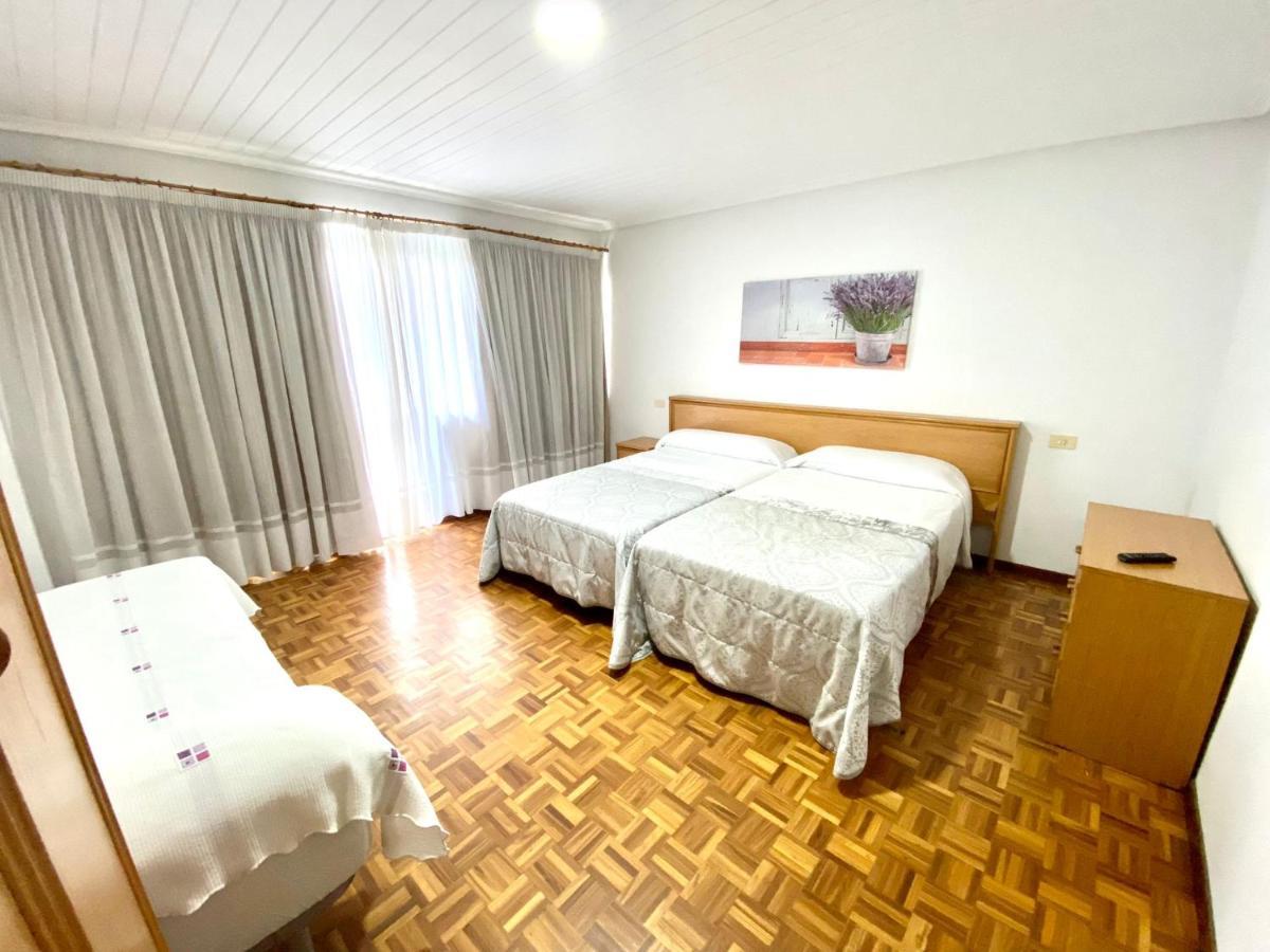 ריבאדאביה Garden Lodge Hostal Evencio מראה חיצוני תמונה